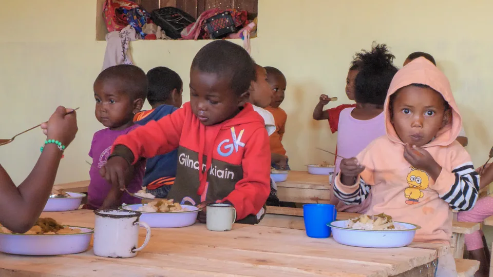 Children eating lunch in the school canteen